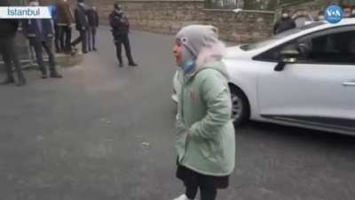 İstanbul'da Uygur T&uuml;rk'&uuml; bir &ccedil;ocuğun &Ccedil;in konsolosluğu &ouml;n&uuml;nde feryadı