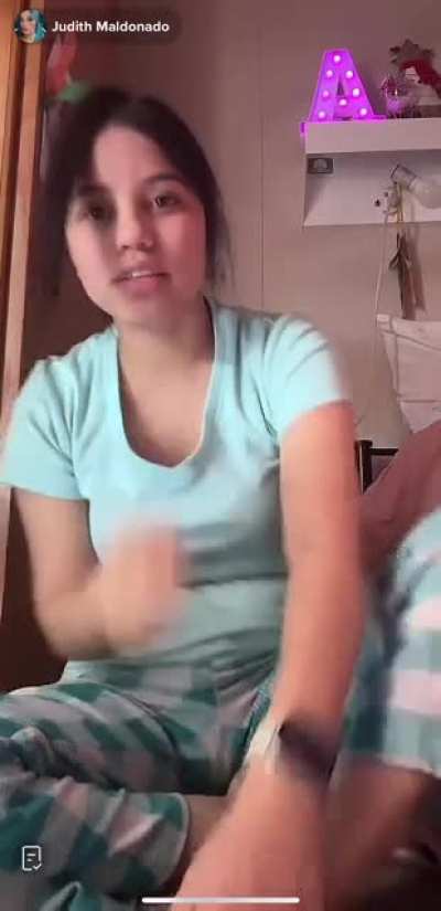 yudithqta - This cutie won&rsquo;t stop showing her feet!