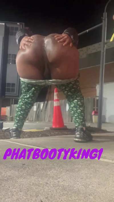 SHAKING MY PHAT BOOTY at a McDonald&rsquo;s Drive Thru