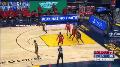 [Highlight] Curry shoots over Christian Wood for his 20th point in a row, 23rd of the quarter