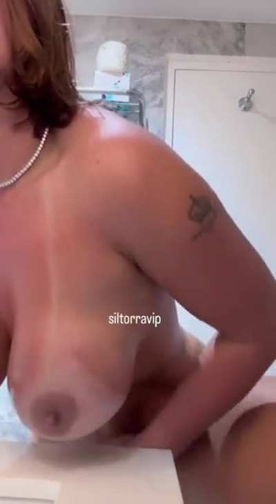 Sil Torra - Essa g*stos4 está levando nossos membros à loucura com seus novos vídeos