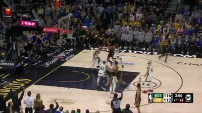 [Highlight] Steph Curry hits a clutch three to put the Warriors within 1