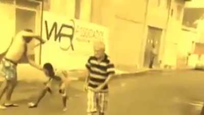 Pai encontra filho fumando maconha e parte para cima dele at&eacute; que aparece esse velhinho para ajuda-lo