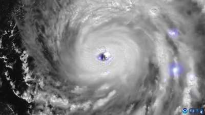 Hurricane Ian Intensifying in the Gulf of Mexico (with Lightning)