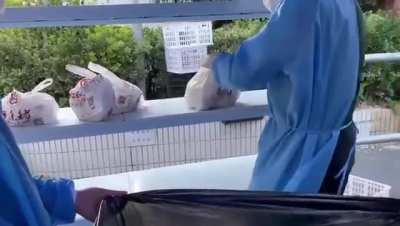 上海宝山区祁连二村，防疫蛆们把居民通过饿了吗团的外卖称作&ldquo;野团的&rdquo;，没有资质的，通通扔掉
