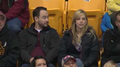 Guy pulls out sign on Gophers kiss cam