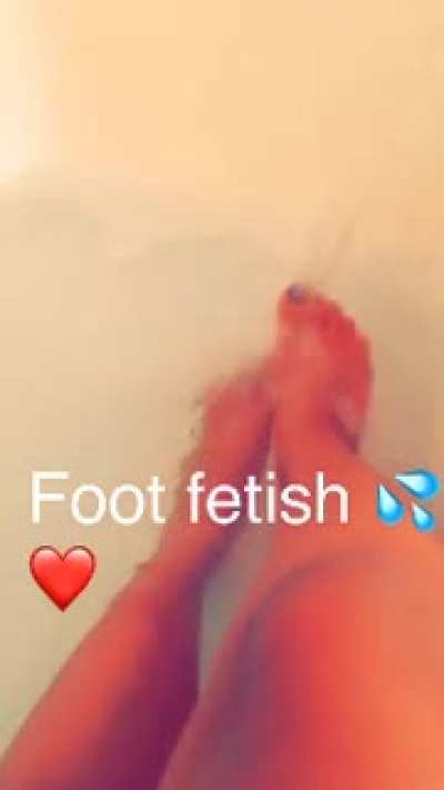 🦶🏽👀