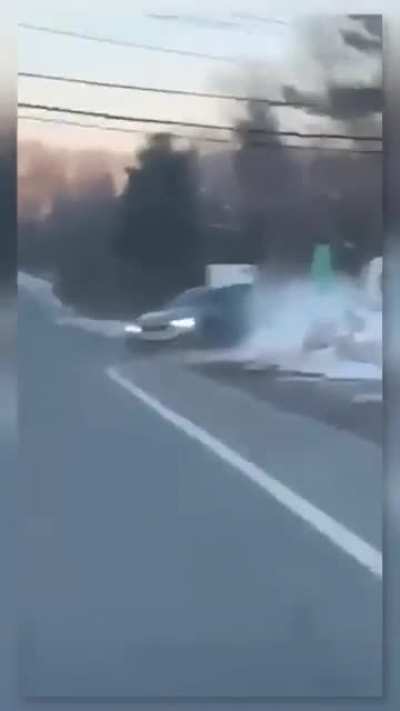 Trafik halindeyken 2 s&uuml;r&uuml;c&uuml; kavga ediyor silahlar patlıyor | ABD