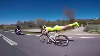 Michael Guerra adopts a &ldquo;plank&rdquo; position and overtakes his competitors.