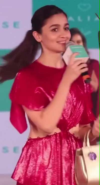 A hint of Alia Bhatt's boobs! :')