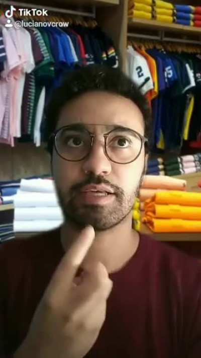 As roupas, todas rasgadas, mas fome eu n&atilde;o passo...eu e quem?