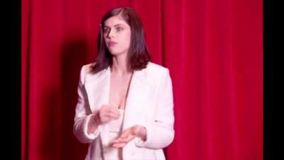 Looking good at 2022 AFI Awards (GIF)