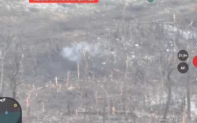 Russian soldier sneaks up on Ukrainian soldier and kills him from point blank range