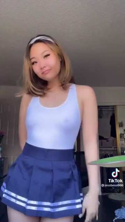 No bra😮