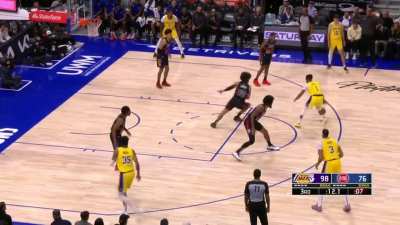 [Highlight] D'Angelo Russell goes behind the back and hits the three, giving him 35 heading into the 4th
