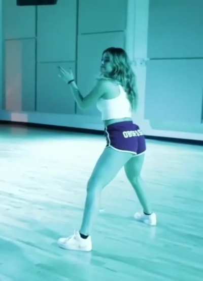 Addison Rae's fat ass drives my dick fucking WILD 😍😫
