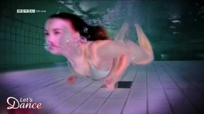 Julia Beautx im Bikini - Let&rsquo;s Dance show vom 31.03.23