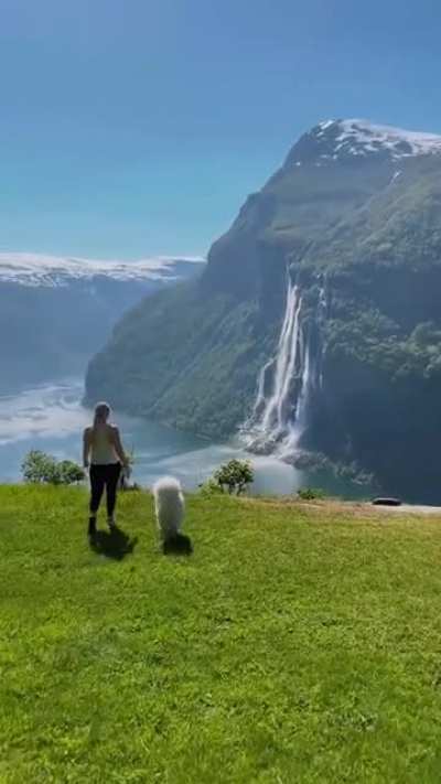 Geiranger, Norway 🇳🇴 Geiranger is one of Norways most beautiful places, and a tourist hotspot. But with corona the spectacular place is free of cruise ships, and we ended up having Skagefl&aring;, which is one of the most popular hikes all to ourselves. Videoes