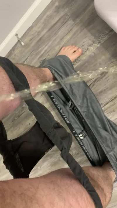 29 [m4f] uncut pee play