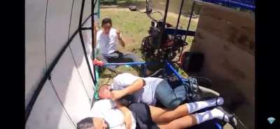 Fernanfloo voltea una moto con gente XDDDD