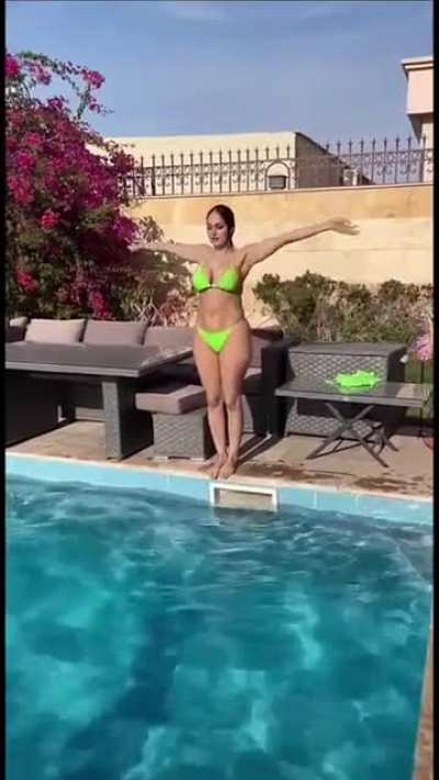 Lana's snapchat is on fire today 🔥 we're getting more skin day by day 😚 (All stories combined)