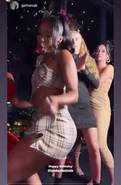 Kayla bouncing and twerking perfect cheeks🥜🥜🥜