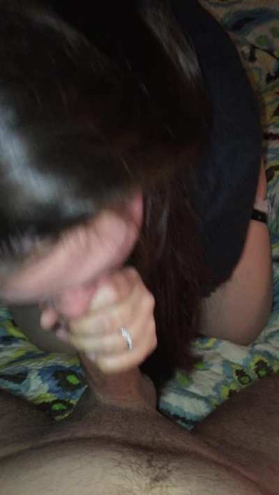 Blowing a friend while hubby fingers my asshole! 😇