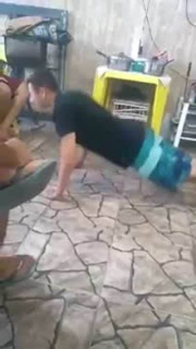 Um frango treinando pra tentar ser pirokudo e tentar amassar o keio (outro franguinho)...