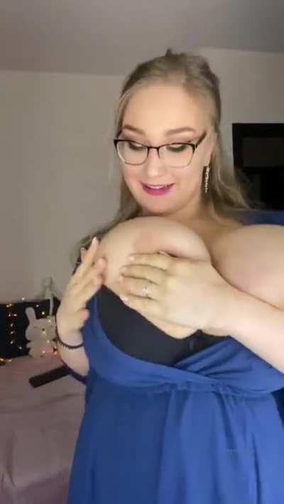 Ms. Fxoxx all smiles & titties out