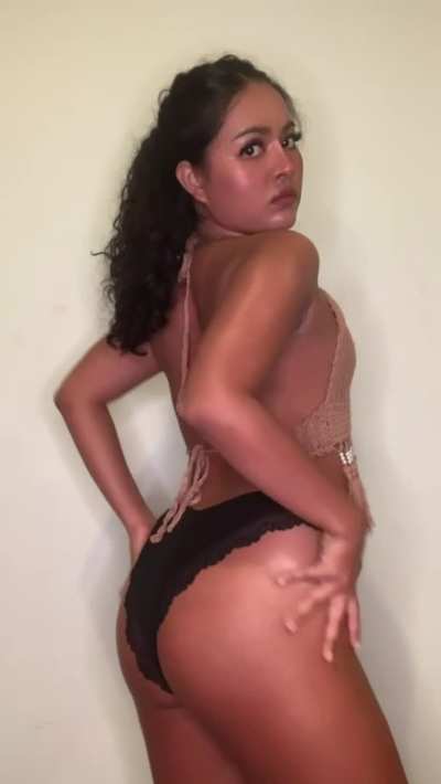 I wanna be your favourite internet slut while you&rsquo;re stuck at home