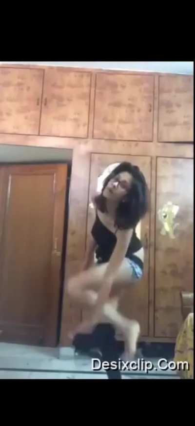 Teen 🥵 stripping dance!!