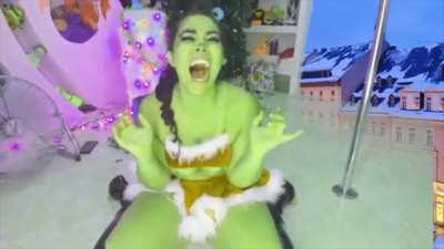 Lady Grinch cosplayer