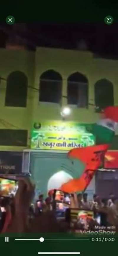 Scenes outside Ujjain Mosque where slogans of "Pakistan Zindabad" were shouted. 😂🕉️🚩