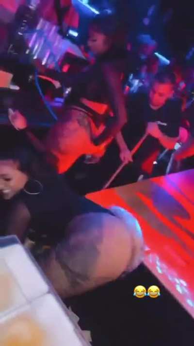 🖤🍑