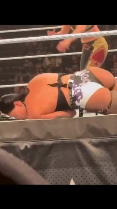 4 minutes of Rhea&rsquo;s ass