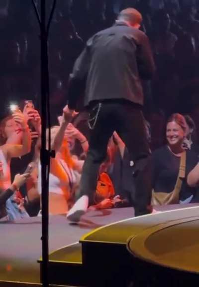Lady misses Justin Timberlake singing to her while she&rsquo;s texting 