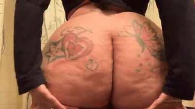 There nothing wrong with letting your mom sit on your face it&rsquo;s perfectly normal 😙