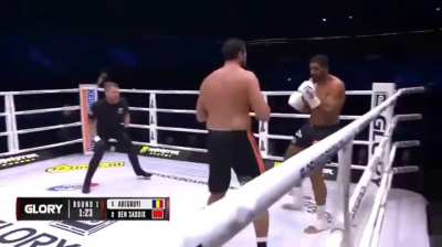 Jamal Ben Saddik breaks his right hand against Benjamin Adegbuyi, so he switches to southpaw and knocks out Adegbuyi with his left hand instead