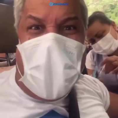 Da serie: vacina para mim, cloroquina para voc&ecirc;s. Sikera Jr que maldizia'' a vacina Chinesa do Doria'', tomou hoje a primeira dose da Coronavac. As voltas que esse mundo d&aacute; n&atilde;o &eacute; mesmo? Questionado nas redes sociais recomendou que os seguidores se vacinas