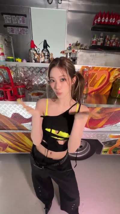 251013 LE SSERAFIM TikTok Update with Miyawaki Sakura &amp;amp; Kim Chaewon