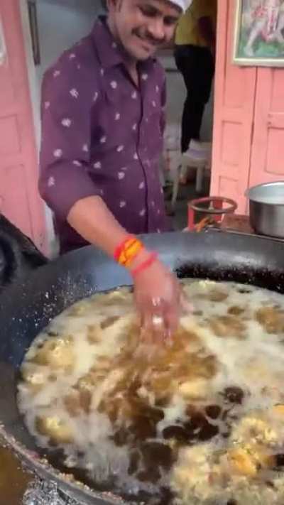 This street food vendor in Jaipur, India puts his hand in boiling oil and nothing happens &hellip;.