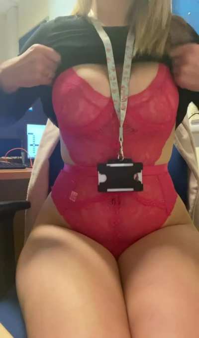 When I&rsquo;m at work but need to flash my titties on Reddit 😳