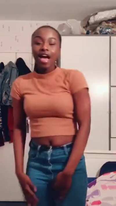 As she dances, her deep navel and belly are revealed 🥵😍