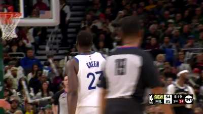 [Highlight] After arguing with a fan for 30 seconds Draymond points out the fan to the refs to get him escorted out