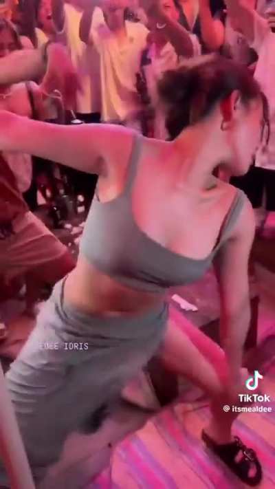 It&rsquo;s Showtime Jackie viral party water dance