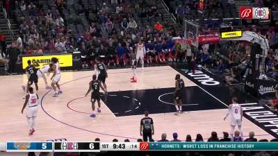 [Highlight] Ivica Zubac drops a Zubomb and crumbles the Walls of Jericho.