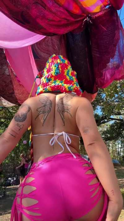 pov you&rsquo;re watching me dance right in front of you at a festival