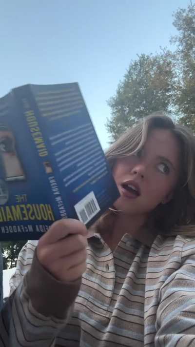 Sydney Sweeney enjoys reading The Housemaid 📖 😅