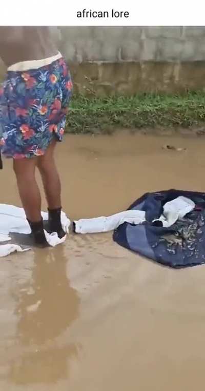Tentando n&atilde;o sujar suas roupas na &Aacute;frica