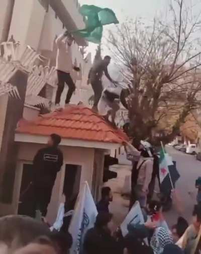 BREAKING | Protesters storm the UAE embassy in Syria, calling it a Zionist embassy, ​​and raise the Palestinian flag over it.